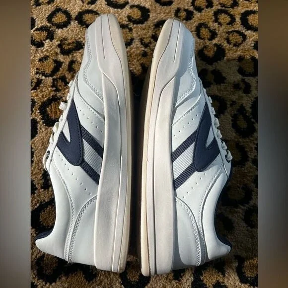 New men's Tretorn Dennis shoes. Size 10.‎  White and Navy. All man made material - Picture 5 of 9